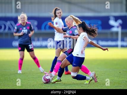 Tottenham Hotspur's Asmita Ale (rechts) und Freya Gregory von Leicester City kämpfen beim vierten Runde des Vitality Women's FA Cup im Londoner Hive um den Ball. Bilddatum: Sonntag, 30. Januar 2022. Stockfoto