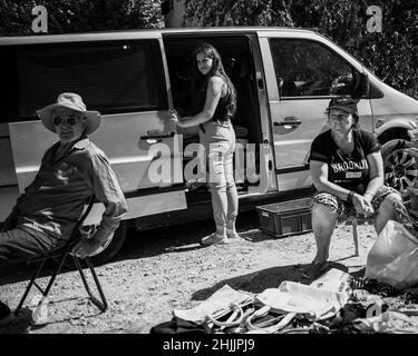 Sokobanja, Serbien, 19. Aug 2021: Verkäufer, die Waren aus einem Lieferwagen auf einer Dorfmesse verkaufen Stockfoto