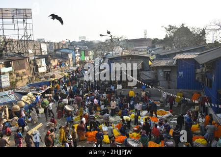 Kalkutta, Indien. 30th Januar 2022. Händler verkaufen Girlanden von Ringelblumen auf einem Großmarkt in Kalkutta. (Foto von Sudipta das/Pacific Press) Quelle: Pacific Press Media Production Corp./Alamy Live News Stockfoto