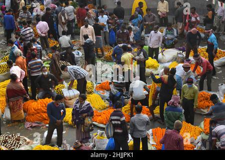 Kalkutta, Indien. 30th Januar 2022. Händler verkaufen Girlanden von Ringelblumen auf einem Großmarkt in Kalkutta. (Foto von Sudipta das/Pacific Press) Quelle: Pacific Press Media Production Corp./Alamy Live News Stockfoto