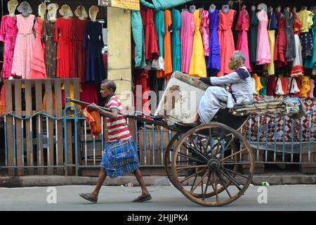 Kalkutta, Indien. 30th Januar 2022. Eine Person reist auf einer handgezogenen Rikscha in Kalkutta. (Foto von Sudipta das/Pacific Press) Quelle: Pacific Press Media Production Corp./Alamy Live News Stockfoto