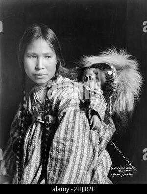 H G Kaiser Foto mit dem Titel Madonna des Nordens - Inuit Mutter mit Kind in Papoose aufgenommen in Nome, Alaska, USA - 1912 Stockfoto