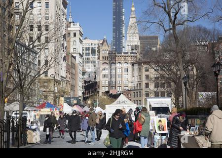 Blick nach Norden auf den Union Square Farmers Market mit Gebäuden im Hintergrund am Broadway und darüber hinaus in New York City. Stockfoto