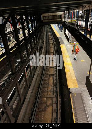 Bahnsteig und Gleise der Linie 6 an der U-Bahnstation Union Square 14th Street in Manhattan, New York City. Stockfoto