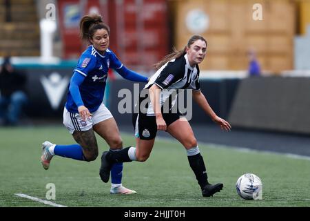 NEWCASTLE UPON TYNE, GROSSBRITANNIEN. JAN 30th Jane Harland von Newcastle United und Natasha Thomas von Ipswich Town in Aktion beim Spiel der vierten Runde des FA Cup zwischen Newcastle United und Ipswich Town im Kingston Park, Newcastle am Sonntag, den 30th. Januar 2022. (Kredit: Will Matthews | MI News) Kredit: MI News & Sport /Alamy Live News Stockfoto