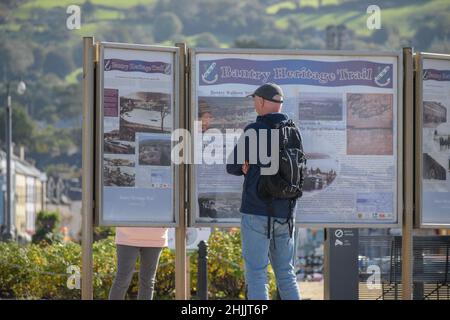 Tourist schaut sich den Informationsstand an, Bantry, Co Cork. Irland. Stockfoto