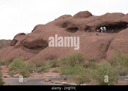 Das einzigartige Wahrzeichen von Phoenix im Papago Park heißt The Hole in the Rock. Stockfoto