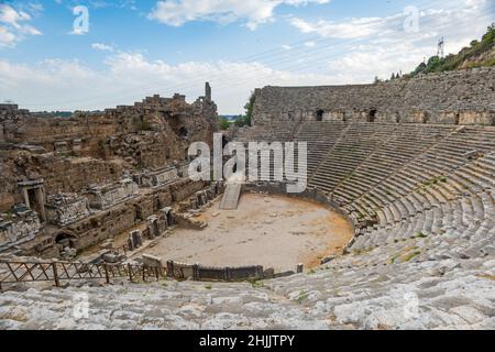 Perge Amphitheater Ruine an der antiken Stadt archäologischen Stätte in Antalya, Türkei. Perge war eine wichtige griechische und römische antike Stadt. Stockfoto