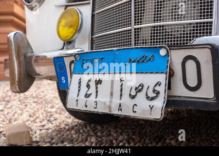Kairo Ägypten Dezember 2021 Ägyptisches Nummernschild mit arabischer Nummer über einem alten europäischen Nummernschild. Gemeinsame Gewohnheit in ägypten Stockfoto