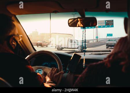 Kairo Ägypten Dezember 2021 Blick aus dem Inneren eines Taxis auf einer Autobahn in kairo. Das Auto hielt mitten auf der Straße an und versuchte, sich zusammenzuführen. Unsichere Verkehrsbehinderungen Stockfoto