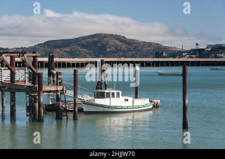 Ein Fischtrawler dockte an einem hölzernen Pier im Aquatic Cove Park im nationalen maritimen historischen Gebiet von san francisco, kalifornien, an. Stockfoto