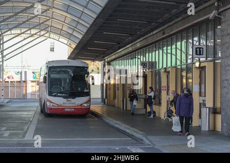 Der Busbahnhof Cork befindet sich am Cork Parnell Place und bietet Expressway- und Regionalverbindungen, die von Bus Éireann betrieben werden. Stockfoto