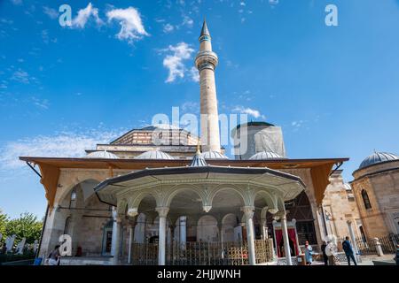 Konya, Türkei - Oktober 2021: Mevlana Museum, bekannt als das Grüne Mausoleum, Architektur in Konya, Türkei. Es ist das Mausoleum von Rumi, einem persischen Sufi Stockfoto