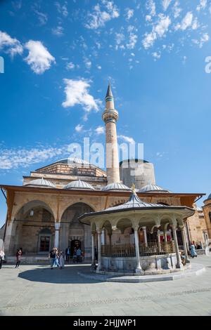 Konya, Türkei - Oktober 2021: Mevlana Museum, bekannt als das Grüne Mausoleum, Architektur in Konya, Türkei. Es ist das Mausoleum von Rumi, einem persischen Sufi Stockfoto