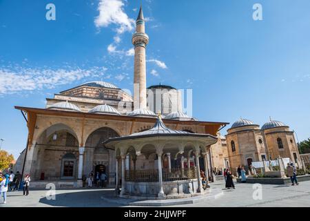 Konya, Türkei - Oktober 2021: Mevlana Museum, bekannt als das Grüne Mausoleum, Architektur in Konya, Türkei. Es ist das Mausoleum von Rumi, einem persischen Sufi Stockfoto