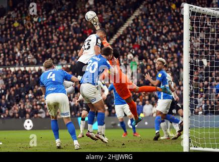 Birmingham City-Torwart Neil Etheridge erreicht den Ball vor Curtis Davies von Derby County während des Sky Bet Championship-Spiels im Pride Park, Derby. Bilddatum: Sonntag, 30. Januar 2022. Stockfoto