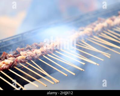 Blur Photo von Sate Maranggi, Indonesian Famous Food aus Purwakarta. Satay ist gegrilltes Fleisch mit Spieß, gewürzt mit traditionellem Gewürz Stockfoto