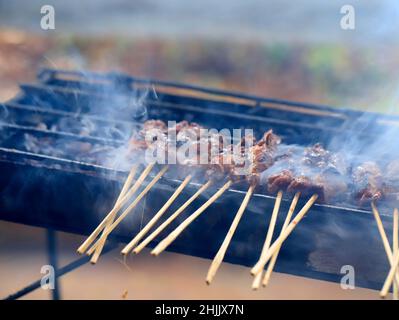 Blur Photo von Sate Maranggi, Indonesian Famous Food aus Purwakarta. Satay ist gegrilltes Fleisch mit Spieß, gewürzt mit traditionellem Gewürz Stockfoto