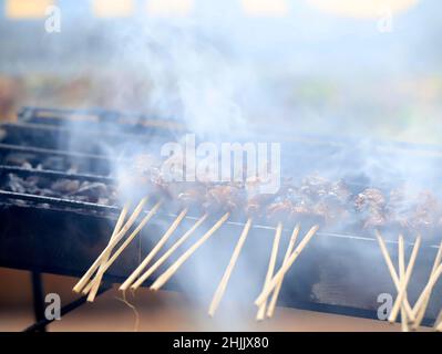 Blur Photo von Sate Maranggi, Indonesian Famous Food aus Purwakarta. Satay ist gegrilltes Fleisch mit Spieß, gewürzt mit traditionellem Gewürz Stockfoto