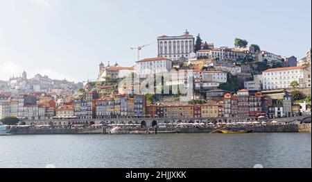 Panoramablick auf die Ribera, Porto, Portugal. Bunte Häuser am Ufer des Flusses Douro. Reisefotografie. Stockfoto