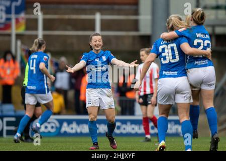 Birmingham, England, 30th. Januar Christie Murray (10 Birmingham City), Gemma Lawley (30 Birmingham City) und Emily Whelan (23 Birmingham City) feiern Lucy Whipp (19 Birmingham City) beim FA Cup-Spiel zwischen Birmingham City und Sunderland in St. Andrews das Ziel, 2-1 zu erreichen. Gareth Evans/SPP Kredit: SPP Sport Pressefoto. /Alamy Live News Stockfoto