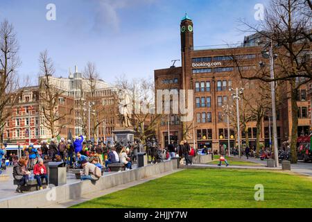 Amsterdam, Niederlande - 31. März 2016: Statue von Rembrandt van Rijn und Bürogebäude Booking.com auf dem Platz Stockfoto