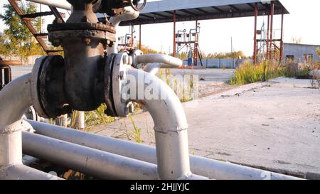 Treibstofftanks auf einem Präriehof. Lager. Alte Tanklager. Konzept der Kraftstoffindustrie. Stockfoto