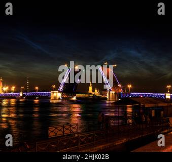 Entkokste Stadtlandschaft erhöhte Palastbrücke, Fluss Neva, Rostral-Säule, Peter und Paul Kathedrale. Federwolken am Himmel. Weiße Nacht in Saint-P Stockfoto