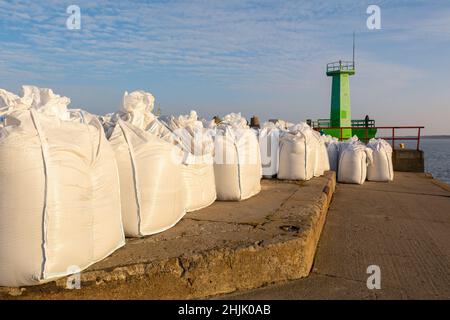 Große Säcke mit Meersand im Hafen von Wladyslawowo. Sand aus der Ostsee gewonnen. Polen Stockfoto