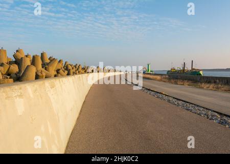 Hafenmole mit Leuchtturm im Hafen von Wladyslawowo. Polen, Europa Stockfoto