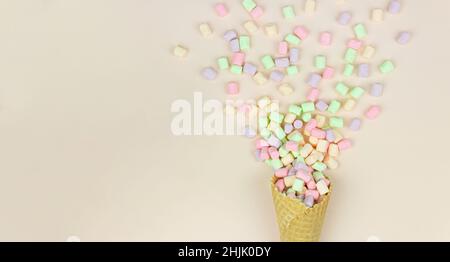 Konzept von süßem Dessert, süßem, hellem Moormarmelauch in Form eines Eises in einer Waffelbecher in der Mitte Stockfoto