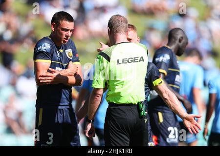 30. Januar 2022; Leichhardt Oval, Sydney, NSW, Australien: A-League Football, Sydney FC gegen Central Coast Mariners; Schiedsrichter erklärt Spielern der Central Coast, warum er Sydney FC eine Strafe zuerkannt hat Stockfoto