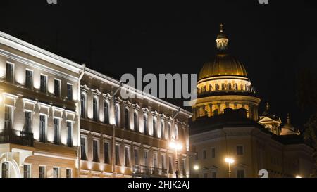 Historisches Gebäude mit Beleuchtung im Hintergrund der Kathedrale bei Nacht. Aktion. Die wunderschöne alte Architektur leuchtet nachts. Dom ist brightl Stockfoto