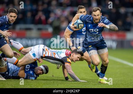 Sale, Großbritannien. 30th. Januar 2022; AJ Bell Stadium, Eccles, Greater Manchester, England: Gallagher Premiership Rugby, Sale versus Leicester; Byron McGuigan von Sale Sharks läuft mit dem Ball Kredit: Action Plus Sports Images/Alamy Live News Stockfoto