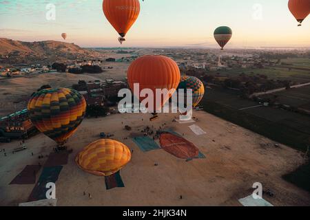 Luxor Ägypten Januar 2022 Blick auf den Ballon-Start-Bereich in luxor, Blick aus geringer Höhe. Mehrere Ballons werden zum Start aufgepumpt Stockfoto