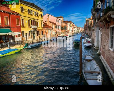 Boote, die entlang eines venezianischen Kanals, Venedig, Venetien, Italien, festgemacht wurden Stockfoto