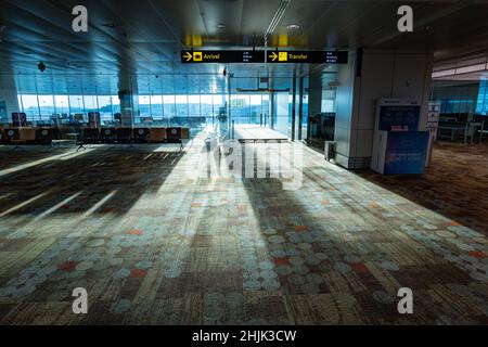 Singapur - Januar 2022: Architektur des Abflugterminals des Flughafens Singapur Changi. Der Flughafen Singapur Changi ist einer der größten Flughäfen in Asien. Stockfoto