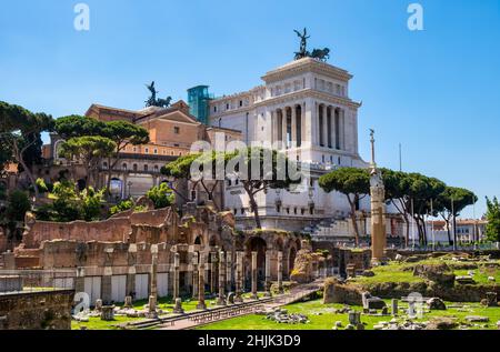 Rom, Italien - 25. Mai 2018: Panorama des antiken Forum Romanum mit Altare della Patria und Campidoglio Capitoline neben dem Palatin Stockfoto