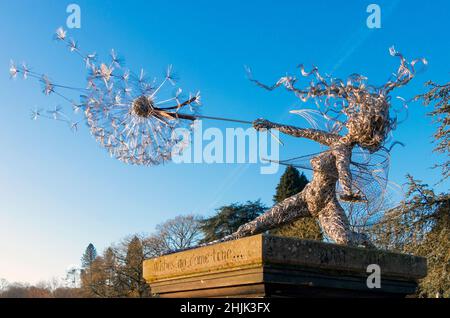 Drahtskulpturen mit Elendsand-Uhr von Robin Wright in den Trentham Gardens und am See in der Nähe von Stoke auf Trent staffordshire Stockfoto