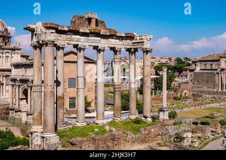 Rom, Italien - 25. Mai 2018: Panorama des Forum Romanum mit dem Saturn-Aedes-Saturni-Tempel und der antiken Via Sacra im historischen Zentrum Roms Stockfoto