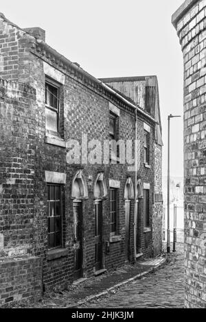 Monochrome alte traditionelle viktorianische terrassenförmige Straße kurze Straße in Longton Stoke on trent , Stockfoto