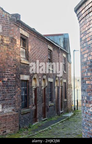 Alte traditionelle viktorianische terrassenförmige Straße kurze Straße in Longton Stoke on trent , Stockfoto