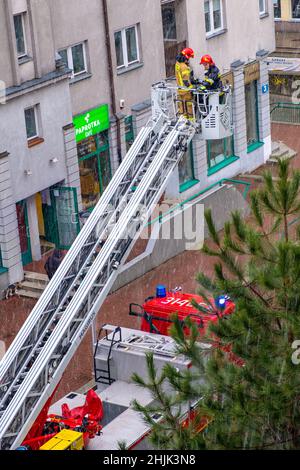 Warschau, Polen - 30. Januar 2022: Feuerwehrbrigade-Notfalleinsatz während der Sturmwind-, Schnee- und Regenwelle im Wohngebiet Ursynów di Stockfoto