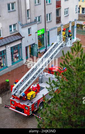 Warschau, Polen - 30. Januar 2022: Feuerwehrbrigade-Notfalleinsatz während der Sturmwind-, Schnee- und Regenwelle im Wohngebiet Ursynów di Stockfoto