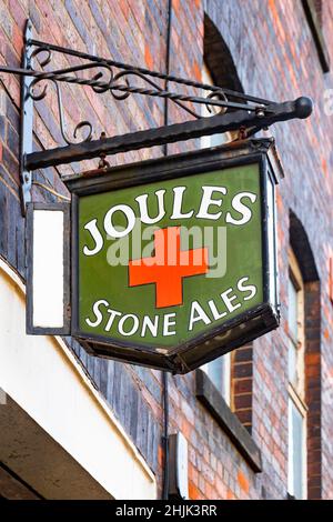 Traditionelle Joules Brauerei Steinales Hängeschild in Longton Stoke on Trent Stockfoto