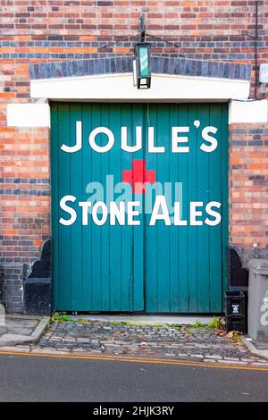 Traditionelle Joules Brauerei Steinales Schild und bemalte Tür in Longton Stoke on Trent Stockfoto