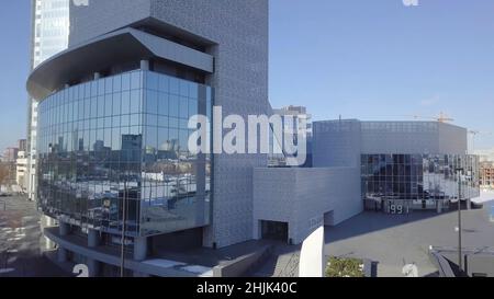 Stadtlandschaften, Bürohochhäuser und Wolkenkratzer in der Stadt, Winterlicht, Blick von oben im Winter. Draufsicht auf die moderne Winterstadt. Stockfoto