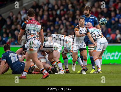 Sale, Großbritannien. 30th. Januar 2022: AJ Bell Stadium, Sale, England; Gallagher Premiership Rugby, Sale versus Leicester Tigers: Richard Wigglesworth (c) von Leicester Tigers übergibt den Ball weg vom Scrum Credit: Action Plus Sports Images/Alamy Live News Stockfoto