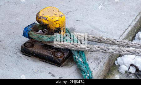 Anlegestelle Poller am Pier, Vorderansicht Stockfoto