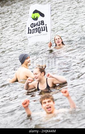 Hannover, Deutschland. 30th Januar 2022. Demonstranten schwimmen im Dreiecksteich. Mit ihrer Aktion protestieren sie gegen den geplanten Ausbau der Südautobahn in Hannover. Naturschützer aus Bund und Fridays for Future wollen zeigen, wie ernst ihre Forderung nach einer Verkehrskaround ist. Quelle: Moritz Frankenberg/dpa/Alamy Live News Stockfoto